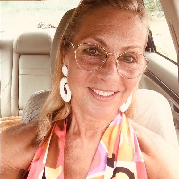 Meet Your Stylist, Lisa - Picture 1 of 12